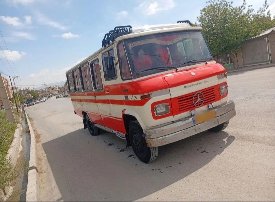 مینی‌بوس قرمز